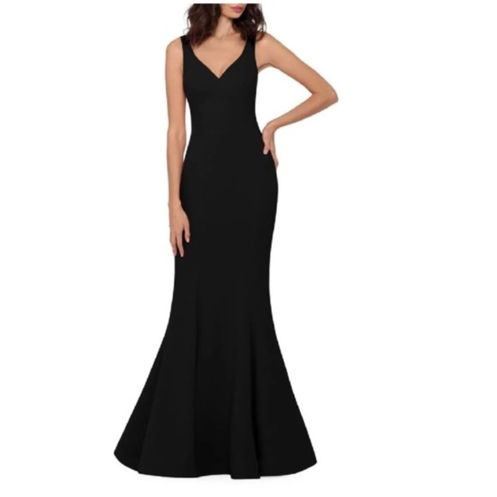 Betsy & Adam Women's Sleeveless V-Neck Open Back Dress